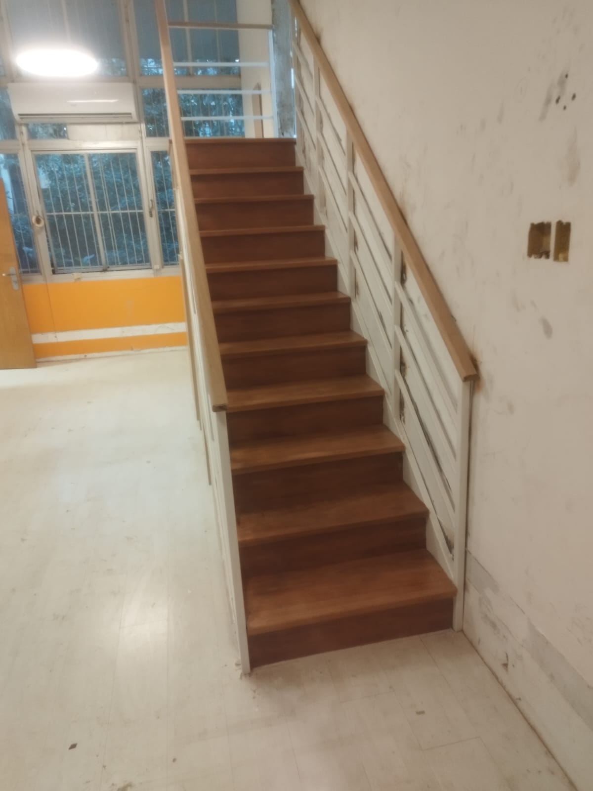 Fabricação, pintura  e colocação da escada na UFRJ na ilha do Fundão.jpg